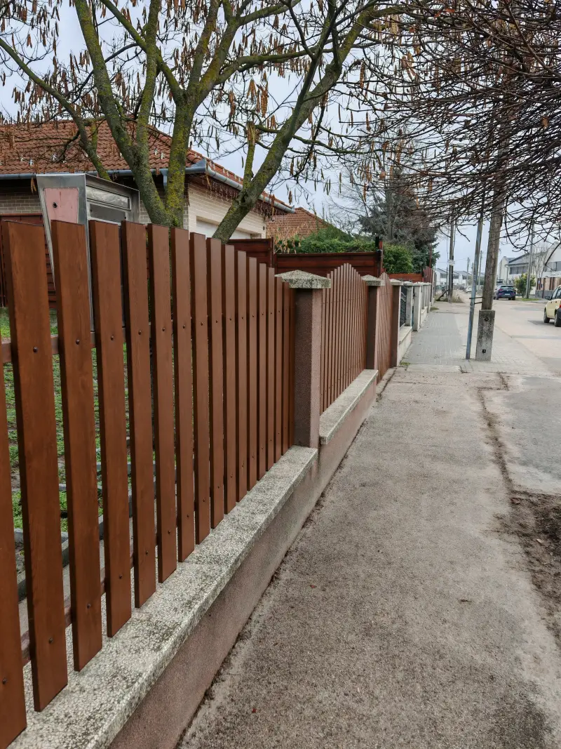 Kerítés kialakításának szemléltető képe, helyszín nincs megadva