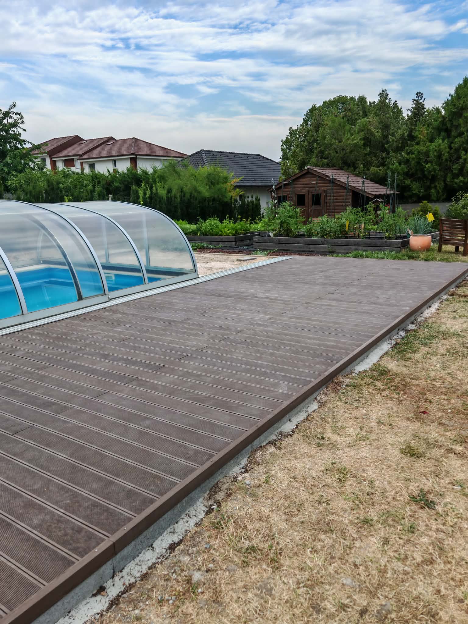 Kültéri burkolat medence közelében – szemléltető kép